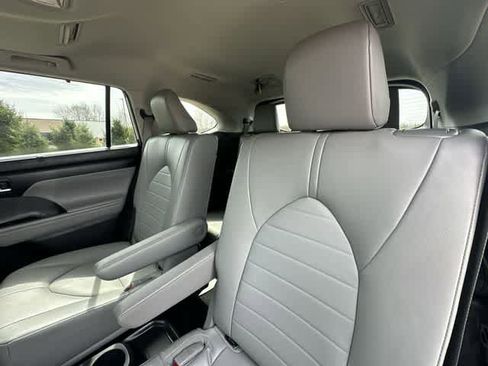 Used 2022 Toyota Highlander XLE image 17
