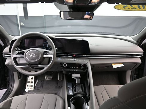 Certified 2025 Hyundai Elantra SEL image 10