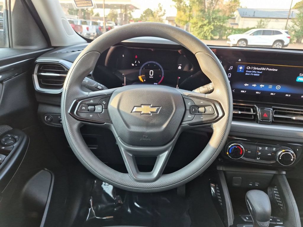 Used 2025 Chevrolet TrailBlazer LT AWD/4WD image 17