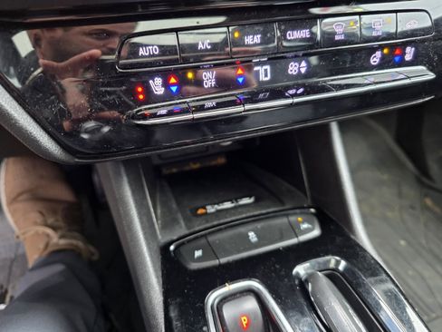 Used 2022 Chevrolet Bolt EUV Premier w/ Sun & Sound Package image 18