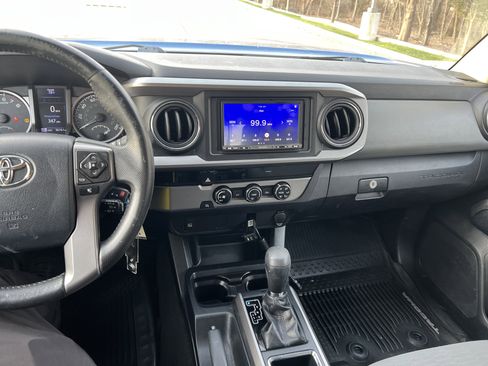 Used 2016 Toyota Tacoma SR5 w/ SR5 Appearance Package (SN) image 25