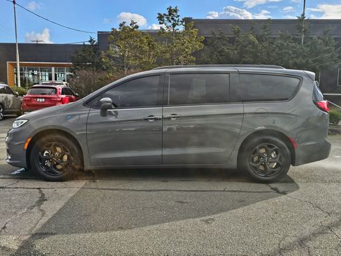 Used 2021 Chrysler Pacifica Touring-L w/ Uconnect Theater Family Group image 4