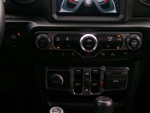 Used 2022 Jeep Wrangler Unlimited Sahara AWD/4WD image 13