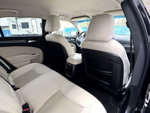 Used 2019 Chrysler 300 Touring w/ Chrome Appearance Package image 15