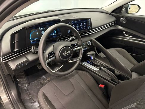 Used 2025 Hyundai Elantra SE image 16