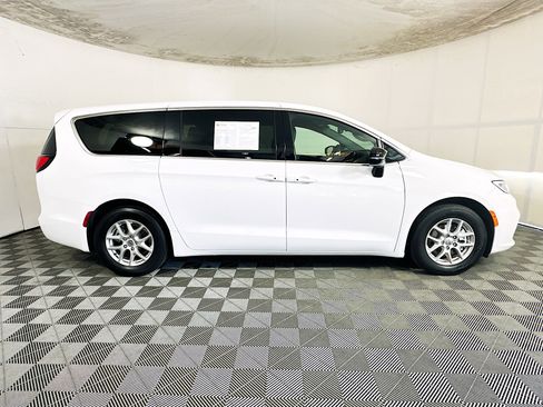 Used 2025 Chrysler Pacifica Select FWD image 2