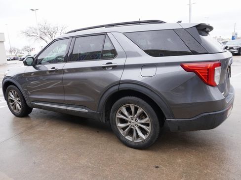 Used 2022 Ford Explorer XLT w/ Equipment Group 202A image 4