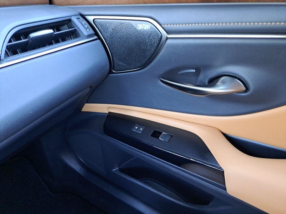 Used 2023 Lexus ES 300h Ultra Luxury w/ Accessory Package (Z2) FWD image 35