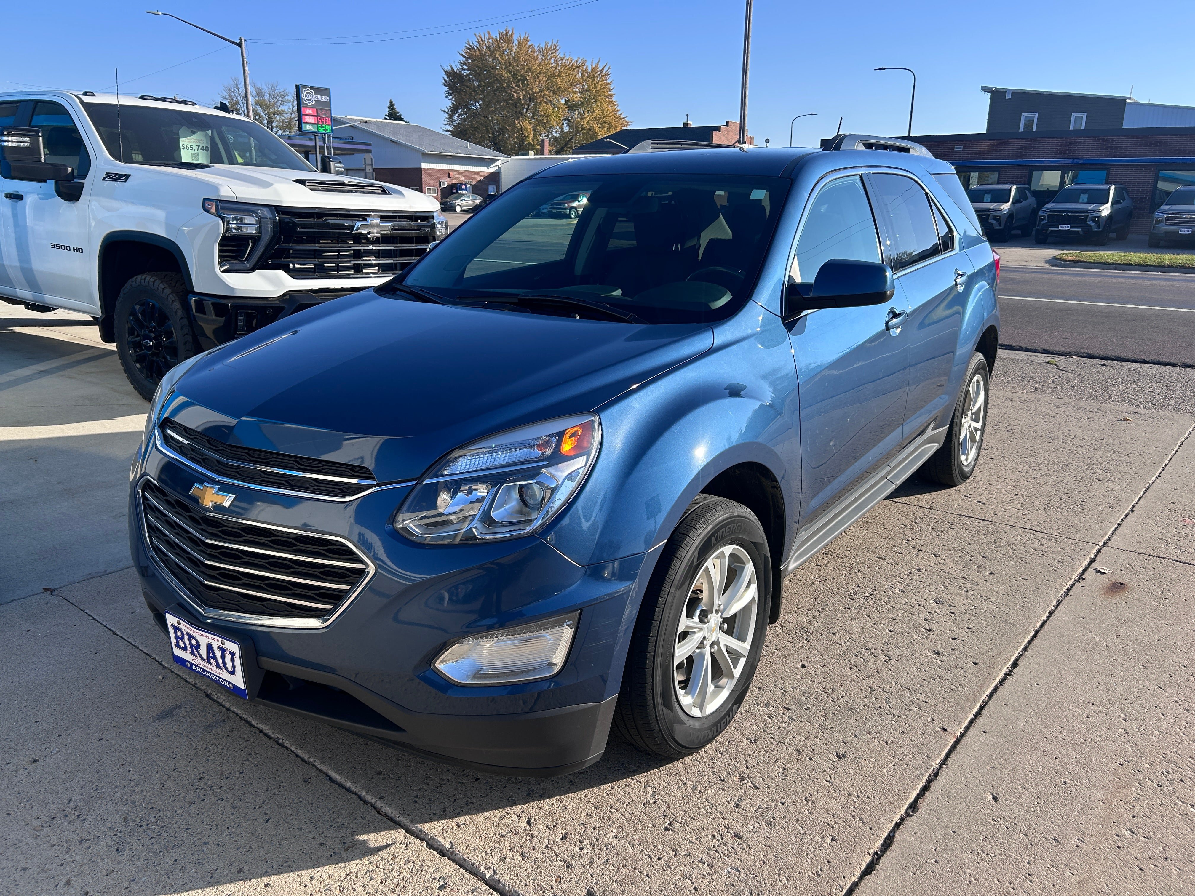 Used 2017 Chevrolet Equinox LT w/ Convenience Package FWD image 2