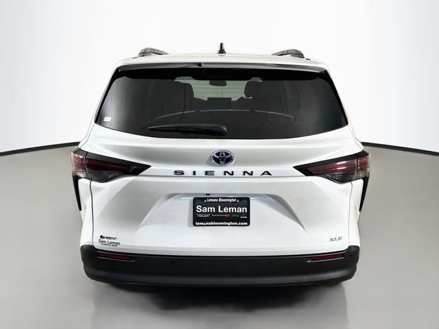 Used 2025 Toyota Sienna XLE FWD image 6