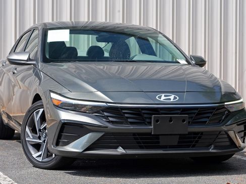 Used 2025 Hyundai Elantra SEL FWD image 2
