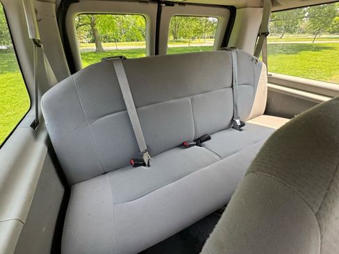 Used 2010 Ford E-350 and Econoline 350 XL RWD image 40