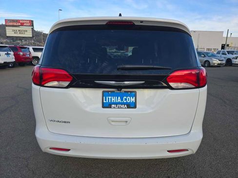 Used 2023 Chrysler Voyager LX image 4