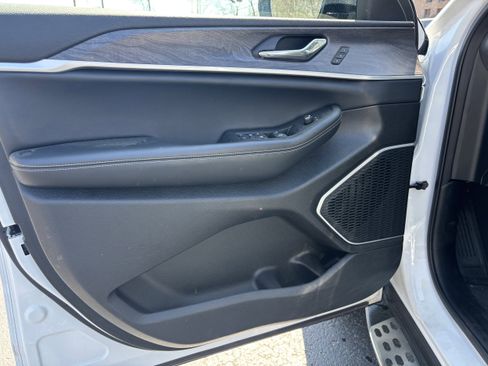 Used 2025 Jeep Grand Cherokee L Limited w/ Luxury Tech Group II image 8