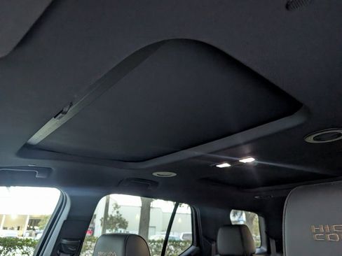 Used 2023 Chevrolet Traverse High Country image 21