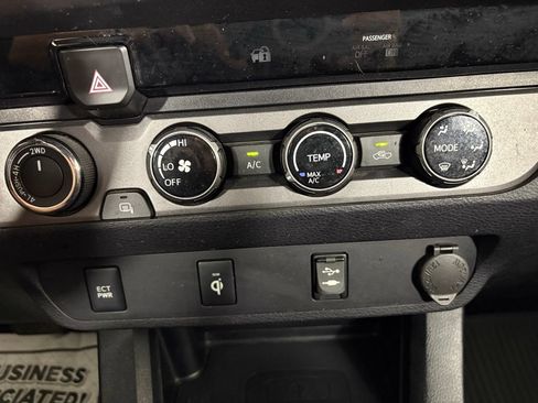 Used 2017 Toyota Tacoma TRD Off-Road w/ Tow Package (A/T) AWD/4WD image 25