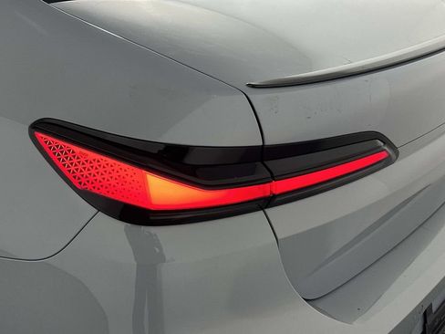 Used 2023 BMW 740i image 9