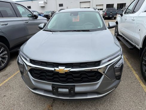 Used 2025 Chevrolet Trax LT FWD image 6
