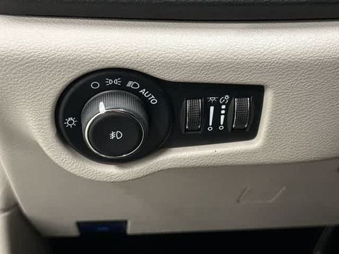Used 2024 Chrysler Pacifica Touring-L FWD image 19