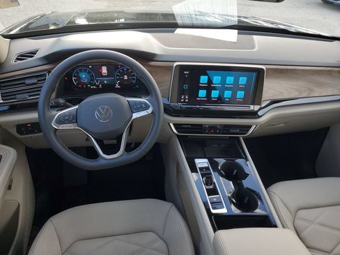 Certified 2024 Volkswagen Atlas SE FWD image 3