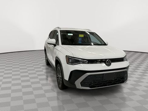 Used 2025 Volkswagen Taos SE FWD image 2