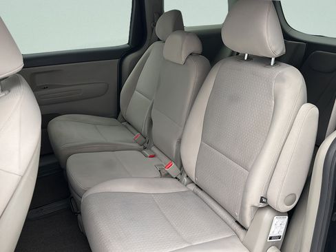 Used 2017 Kia Sedona LX FWD image 10