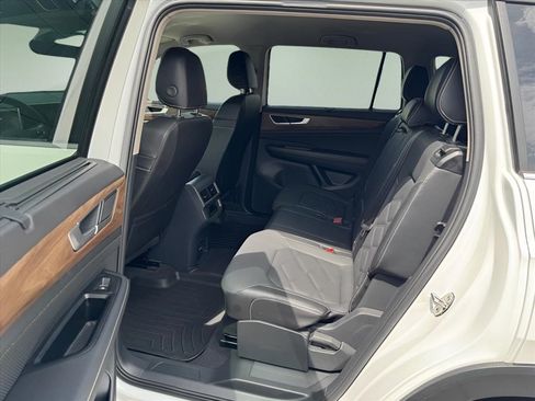 Used 2024 Volkswagen Atlas SE FWD image 12