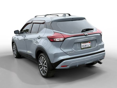 Used 2022 Nissan Kicks SV FWD image 3