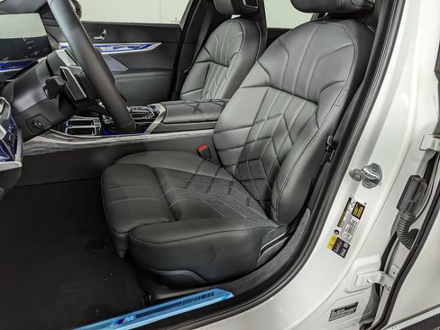 Used 2025 BMW i7 eDrive50 w/ M Sport Package image 14