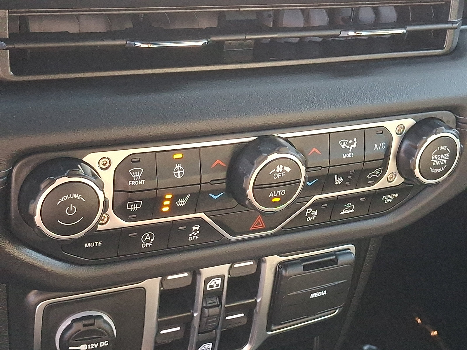 Used 2025 Jeep Wrangler Unlimited Sahara AWD/4WD image 16