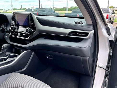 Certified 2024 Toyota Highlander LE FWD image 18