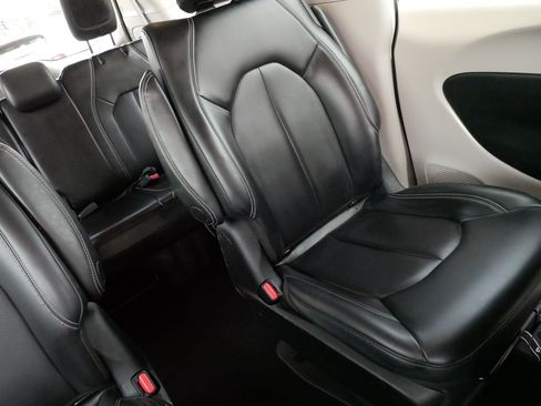 Used 2023 Chrysler Pacifica Touring-L FWD image 14