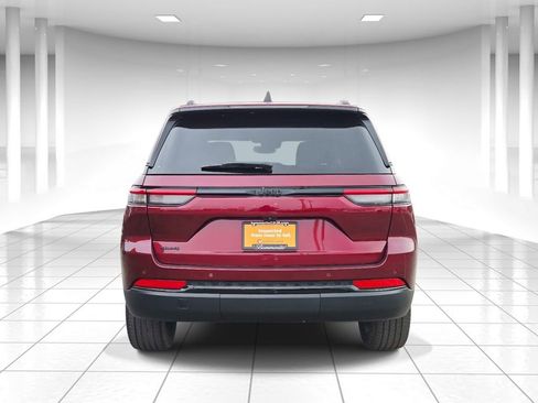 Used 2023 Jeep Grand Cherokee Altitude image 4