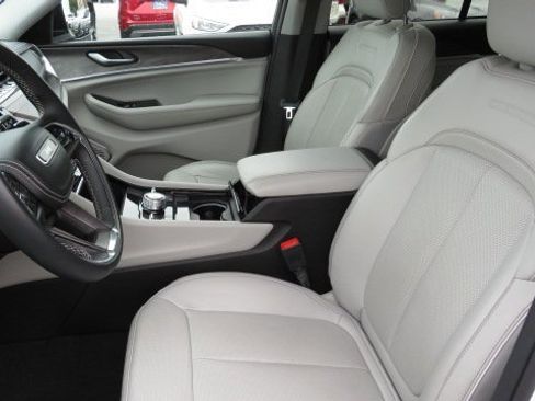 Used 2022 Jeep Grand Cherokee Overland image 4