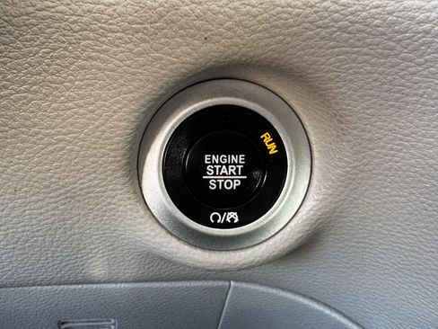 Used 2023 Chrysler Pacifica Limited image 24