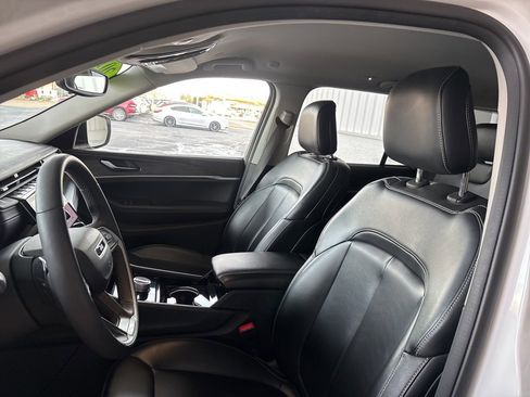 Used 2023 Jeep Grand Cherokee Limited image 8