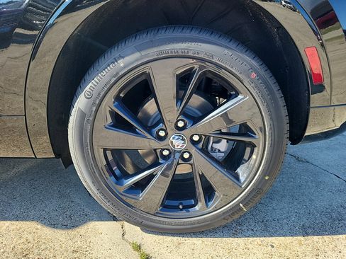 Used 2023 Buick Envision Essence w/ Sport Touring Package image 25