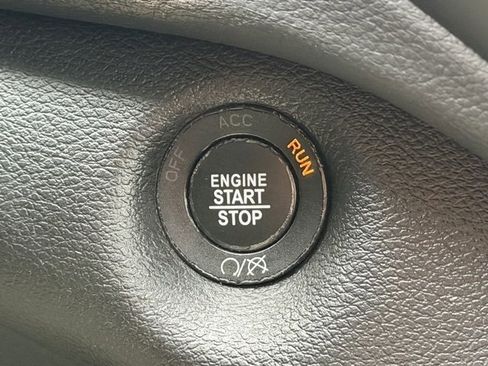 Used 2019 Jeep Cherokee Trailhawk w/ Cold Weather Group image 12