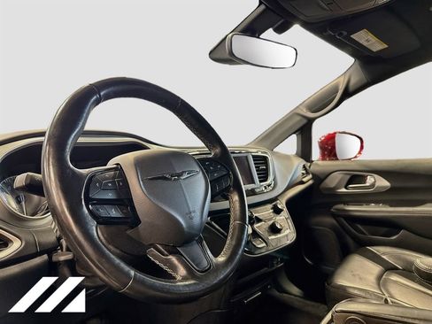 Used 2020 Chrysler Pacifica Touring-L w/ S Appearance Package FWD image 9
