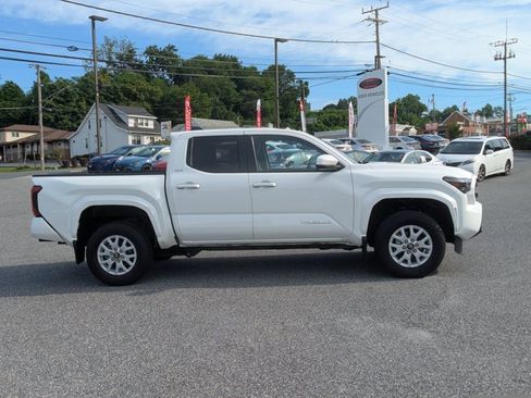 Used 2025 Toyota Tacoma SR5 RWD image 4