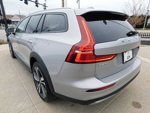 Certified 2024 Volvo V60 B5 Cross Country Plus image 10