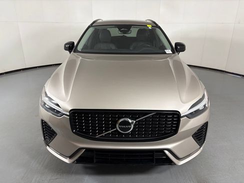 Used 2025 Volvo XC60 B5 Core AWD/4WD image 3