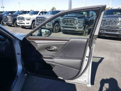 Used 2019 Lexus ES 300h w/ Premium Package image 22