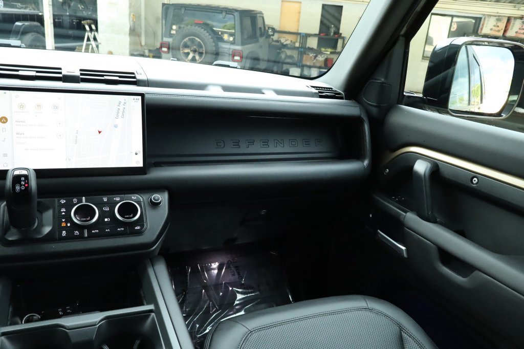 Used 2025 Land Rover Defender 110 X-Dynamic SE AWD/4WD image 30