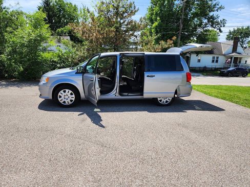 Used 2019 Dodge Grand Caravan SE FWD image 18