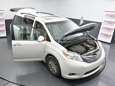 Used 2017 Toyota Sienna XLE image 25