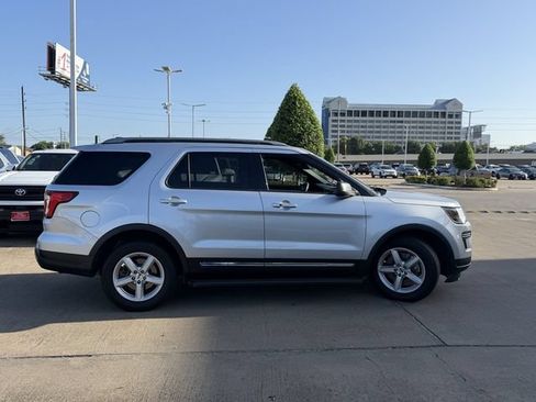 Used 2018 Ford Explorer XLT FWD image 4