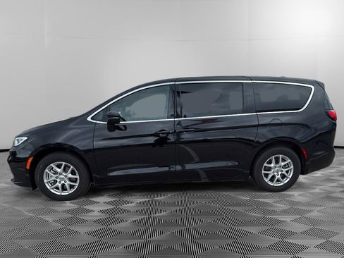 Used 2025 Chrysler Pacifica Select FWD image 2