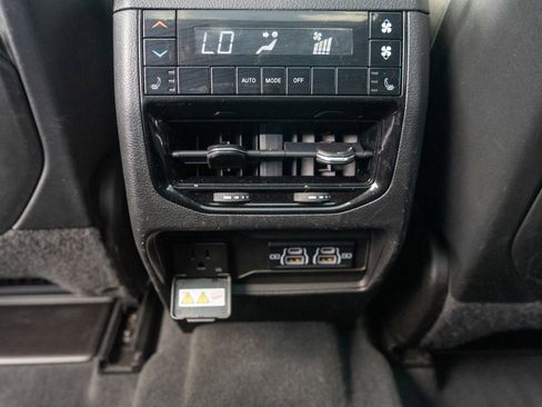 Used 2022 Jeep Grand Cherokee L Limited AWD/4WD image 32