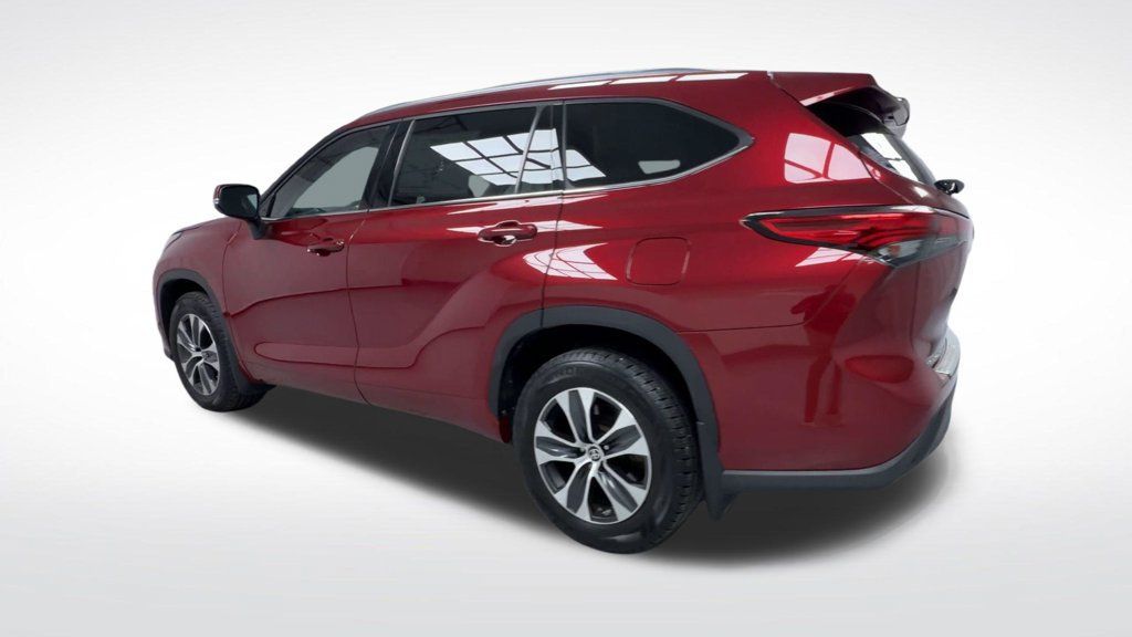 Used 2020 Toyota Highlander XLE AWD/4WD image 6